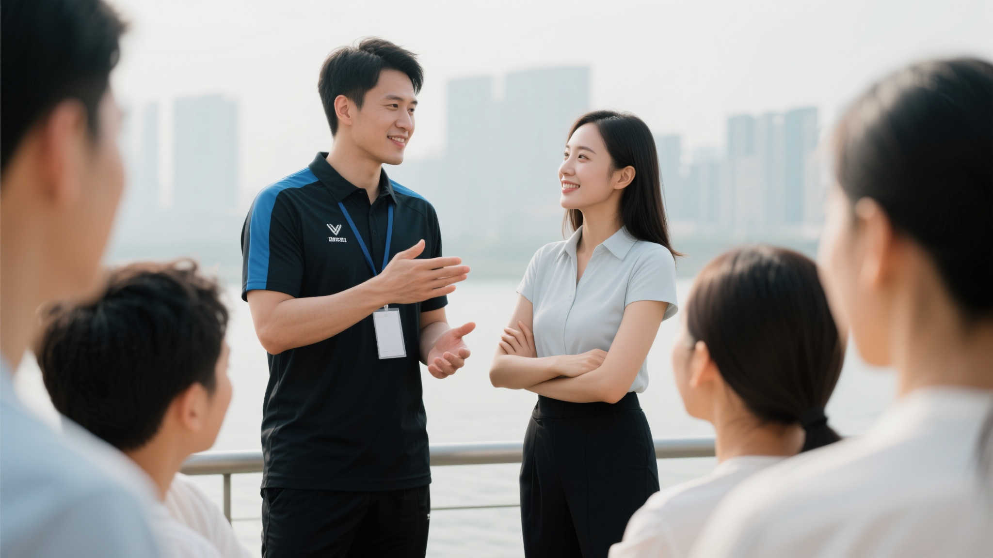 与郑钦文同行：帅哥出境，网球明星成就斐然，略显清爽发型